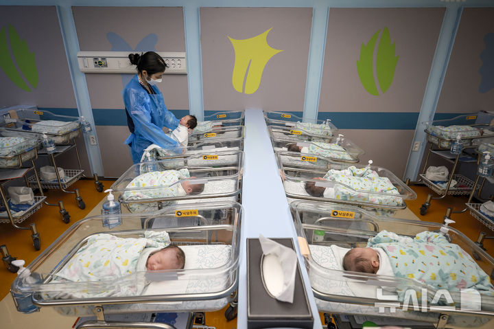 [고양=뉴시스] 정병혁 기자 = 한 병원 신생아실에서 간호사가 신생아들을 돌보고 있다. (사진=뉴시스DB) jhope@newsis.com