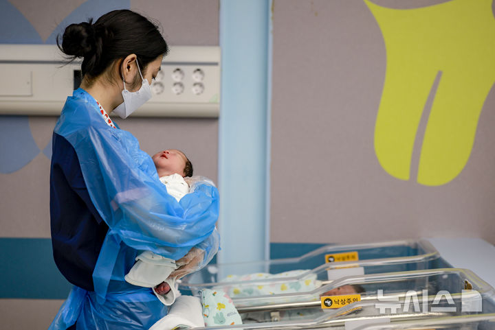 2월 합계출산율 0.93명…출생아 수 7년 만에 최대증가율 역대 최고 썸네일