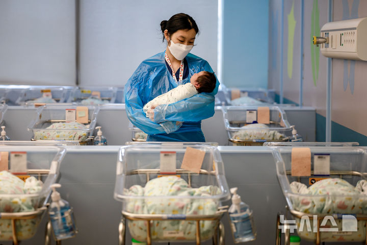 [고양=뉴시스] 정병혁 기자 = 경기 고양시 CHA의과학대학교 일산차병원 신생아실에서 간호사가 신생아들을 돌보고 있다. 기사 내용과 관계 없음. 2025.09.25. jhope@newsis.com