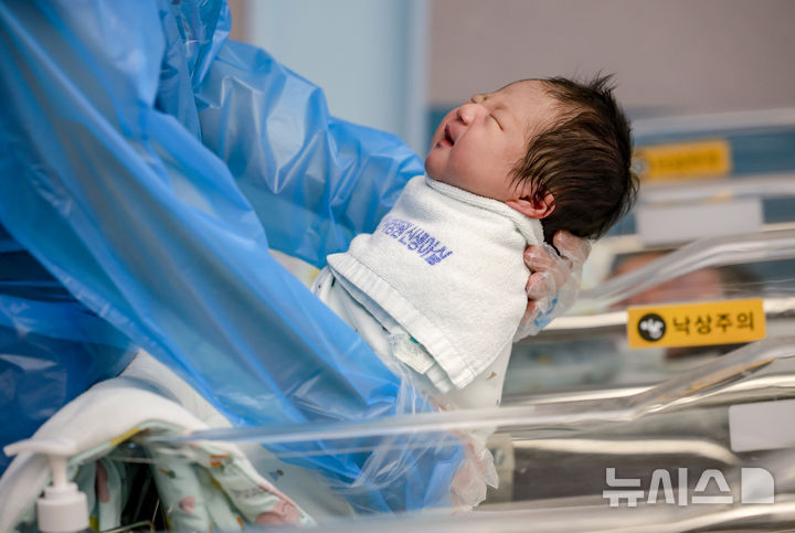 [고양=뉴시스] 정병혁 기자 = 사진은 지난 9월 25일 경기 고양시 CHA의과학대학교 일산차병원 신생아실에서 간호사가 신생아들을 돌보고 있는 모습. 2025.09.25. jhope@newsis.com