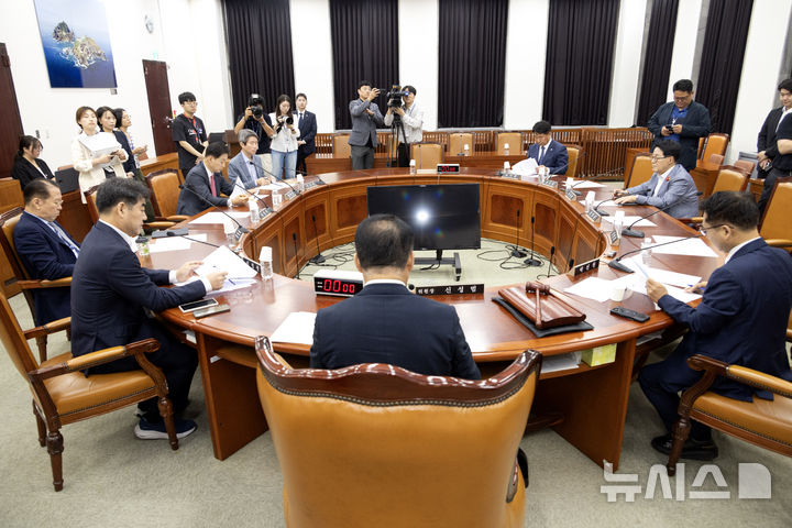 [서울=뉴시스] 국회사진기자단 = 국회 정보위원회 위원들이 25일 오전 서울 여의도 국회에서 열린 정보위원회 전체회의에서 '2025년도 국정감사계획서 채택의 건'을 검토하고 있다. 2025.09.25. photo@newsis.com