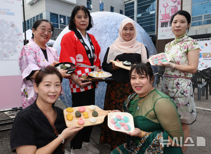[서울=뉴시스] 배훈식 기자 = 사진은 2025 다문화여성 한가위 축제가 열린 지난 9월 25일 서울 양천구 대한적십자사 서울특별시지사 서부봉사관에서 퓨전 K푸드 경연대회에 참여한 다문화 여성들이 출품 음식을 선보이고 있는 모습. 2025.09.25. dahora83@newsis.com