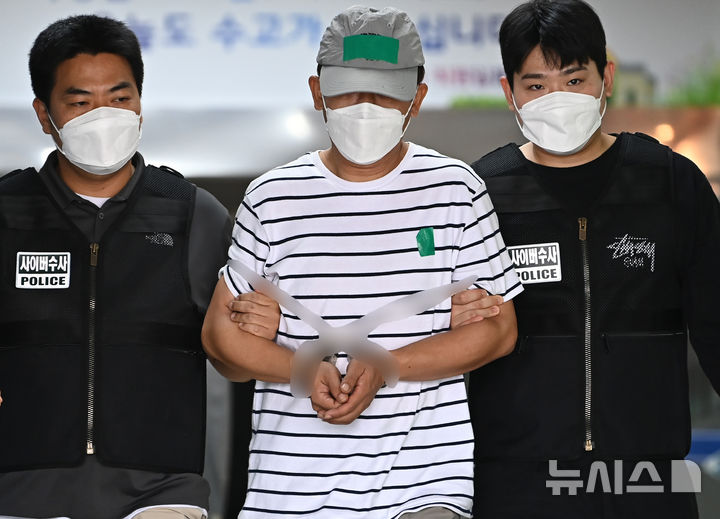 [수원=뉴시스] 김종택 기자 = KT 무단 소액결제 사건 피의자인 중국인 B(44·중국 국적)씨가 25일 경기 수원시 영통경찰서에서 정보통신망법 위반, 컴퓨터 사용 사기, 범죄수익 은닉규제법 위반 등 혐의로 검찰로 구속 송치되고 있다. 2025.09.25. jtk@newsis.com