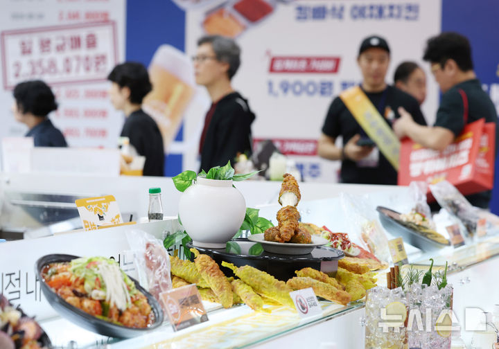 [서울=뉴시스] 김진아 기자 = 25일 서울 강남구 코엑스에서 열린 2025 하반기 IFS 프랜차이즈 창업·산업 박람회에서 관람객들이 부스를 둘러보고 있다. 2025.09.25. bluesoda@newsis.com