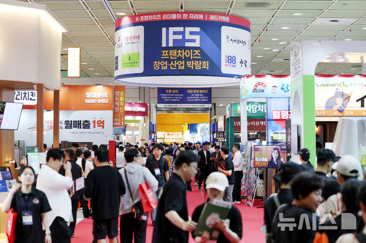 [서울=뉴시스] 김진아 기자 = 25일 서울 강남구 코엑스에서 열린 2025 하반기 IFS 프랜차이즈 창업·산업 박람회에서 관람객들이 부스를 둘러보고 있다. 2025.09.25. bluesoda@newsis.com