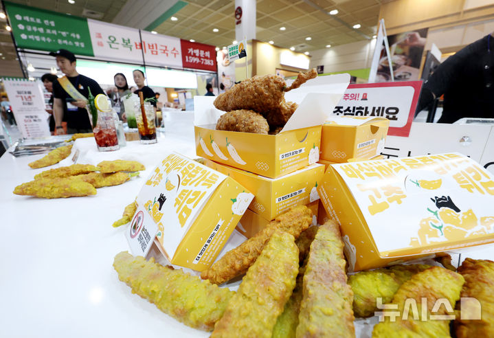 [서울=뉴시스] 김진아 기자 = 25일 서울 강남구 코엑스에서 열린 2025 하반기 IFS 프랜차이즈 창업·산업 박람회에서 관람객들이 부스를 둘러보고 있다. 2025.09.25. bluesoda@newsis.com