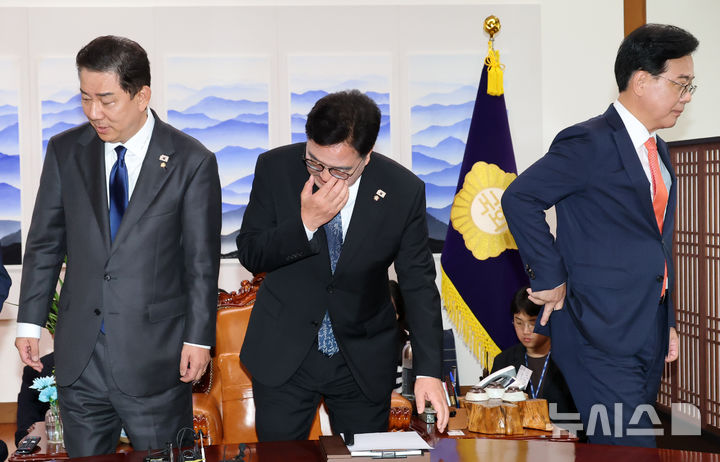 [서울=뉴시스] 조성봉 기자 = 우원식 국회의장과 여야 원내대표가 25일 국회 의장 집무실에서 열린 의장주재 여야원내대표 회동에 앞서 기념촬영을 마친 후 자리로 향하고 있다. 왼쪽부터 김병기 더불어민주당 원내대표, 우 국회의장, 송언석 국민의힘 원내대표.(공동취재) 2025.9.25. photo@newsis.com 