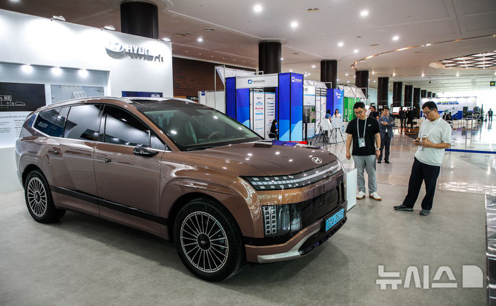 [서귀포=뉴시스] 우장호 기자 = 현대자동차의 대형 전동화 스포츠유틸리티차(SUV) 아이오닉 9이 25일 오후 제주 서귀포시 제주국제컨벤션센터에서 열린 '2025 그린수소 글로벌 포럼' 전시장에 공개돼 있다. 2025.09.25. woo1223@newsis.com