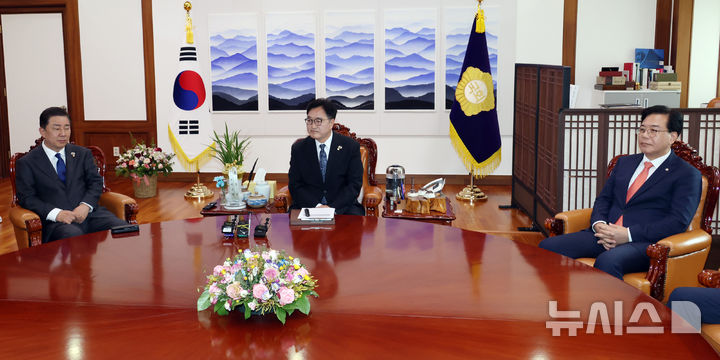[서울=뉴시스] 조성봉 기자 = 우원식 국회의장이 25일 국회 의장 집무실에서 의장주재 여야 원내대표 회동을 하고 있다. 왼쪽부터 김병기 더불어민주당 원내대표, 우 국회의장, 송언석 국민의힘 원내대표.(공동취재) 2025.9.25. photo@newsis.com