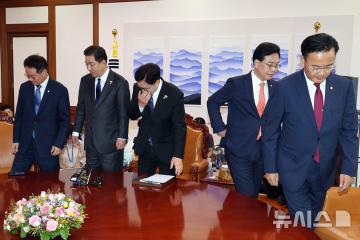 [서울=뉴시스] 조성봉 기자 = 우원식 국회의장과 여야 원내대표가 25일 국회 의장 집무실에서 열린 의장주재 여야원내대표 회동에서 기념촬영을 마치고 자리로 향하고 있다. 왼쪽부터 허영 더불어민주당 원내정책수석부대표, 김병기 원내대표, 우 국회의장, 송언석 국민의힘 원내대표, 유상범 원내운영수석부대표.(공동취재) 2025.9.25. photo@newsis.com