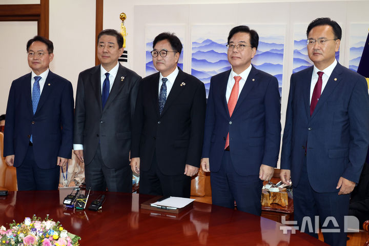 [서울=뉴시스] 조성봉 기자 = 우원식 국회의장과 여야 원내대표가 25일 국회 의장 집무실에서 열린 의장주재 여야원내대표 회동에 앞서 기념촬영을 하고 있다. 왼쪽부터 허영 더불어민주당 원내정책수석부대표, 김병기 원내대표, 우 국회의장, 송언석 국민의힘 원내대표, 유상범 원내운영수석부대표.(공동취재) 2025.9.25. photo@newsis.com