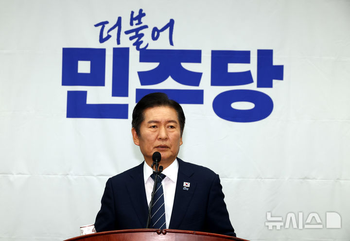 [서울=뉴시스] 조성봉 기자 = 정청래 더불어민주당 대표가 25일 서울 여의도 국회에서 열린 의원총회에서 발언을 하고 있다. 2025.09.25. suncho21@newsis.com