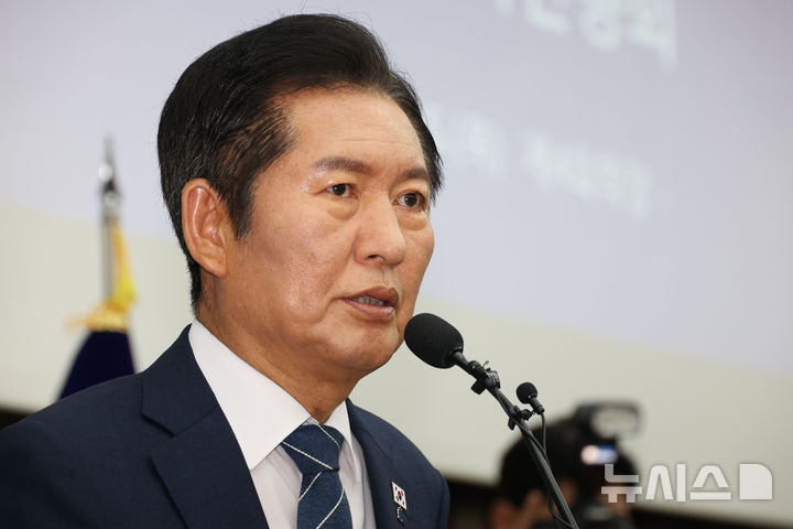 [서울=뉴시스] 조성봉 기자 = 정청래 더불어민주당 대표가 지난달 25일 서울 여의도 국회에서 열린 의원총회에서 발언을 하고 있다. 2025.09.25. suncho21@newsis.com