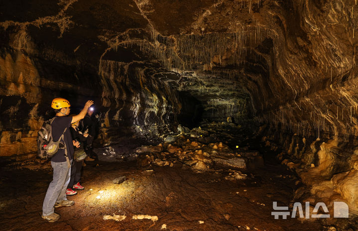 [제주=뉴시스] 우장호 기자 = 25일 제주시 구좌읍 월정리에 위치한 천연기념물 용천동굴이 국가유산 방문의 해를 맞아 언론에 특별공개되고 있다.2005년 5월11일에 발견된 용천동굴은 약 30만∼10만년 전에 분출한 알칼리 감람석 현무암 용암에 의해 형성되었으며, 종유관·종유석·석주·평정석순·동굴산호·동굴진주 등 2차 탄산염생성물이 다종·다양하게 발달하고 대규모의 동굴호수가 있는 등 특이한 면면이 많아 학술적·경관적 가치를 인정받고 있다. 2025.09.25. woo1223@newsis.com