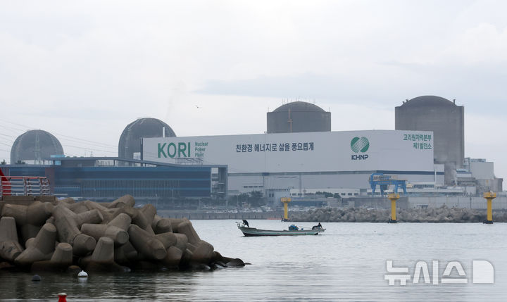  [부산=뉴시스] 하경민 기자 = 사진은 이날 부산 기장군의 한 마을에서 바라본 고리원전 2호기(오른쪽 두번째)와 영구 정지 8년 만인 지난 6월 해체가 결정된 고리원전 1호기(맨 오른쪽) 모습. 2025.09.25. yulnetphoto@newsis.com
