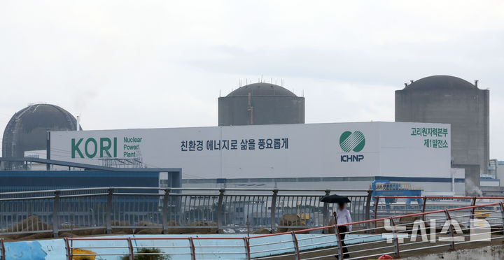  [부산=뉴시스] 하경민 기자 = 원자력안전위원회가 25일 전체회의를 열고 고리원전 2호기의 계속운전 여부를 심의한다.사진은 이날 부산 기장군의 한 마을에서 바라본 고리원전 2호기(오른쪽 두번째)와 영구 정지 8년 만인 지난 6월 해체가 결정된 고리원전 1호기(맨 오른쪽) 모습. 1983년 4월9일 상업운전을 시작한 고리원전 2호기는 2023년 4월 운영허가 기간인 40년이 만료돼 원자로가 정지됐다. 고리원전 2호기는 영구폐쇄가 되지 않은 국내 원전 중 가장 오래된 원전이다. 2025.09.25. yulnetphoto@newsis.com