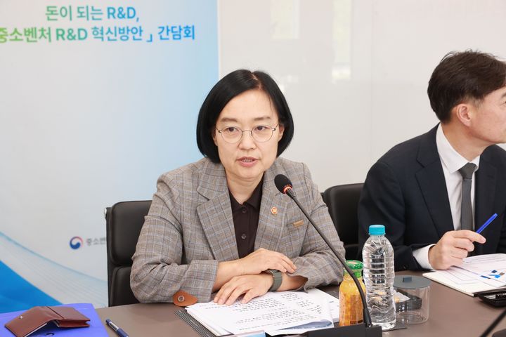 [서울=뉴시스] 한성숙 중소벤처기업부 장관이 25일 서울 종로구 엔도로보틱스에서 열린 '돈이 되는 R&D, 중소벤처 R&D 혁신방안 간담회'에서 발언하고 있다. (사진=중소벤처기업부 제공) 2025.09.25. photo@newsis.com *재판매 및 DB 금지