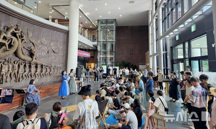 [광주=뉴시스] 광주역사민속박물관 추석 공연. (사진=광주시청 제공). photo@newsis.com *재판매 및 DB 금지