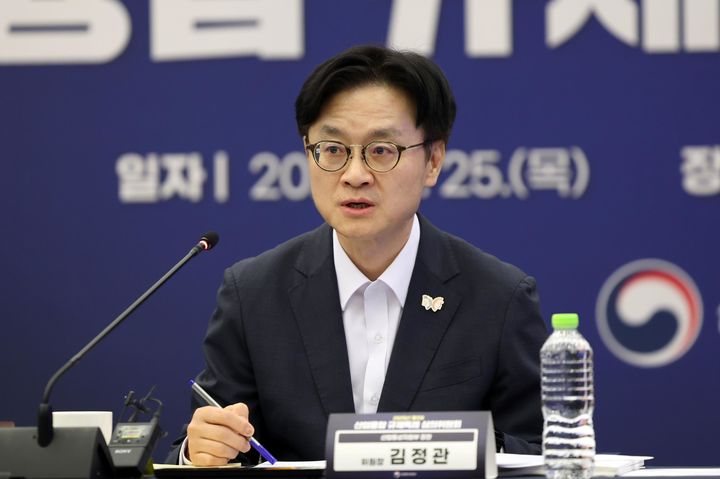 [서울=뉴시스] 김정관 산업통상자원부 장관이 25일 서울 중구 대한상공회의소에서 열린 '제3차 산업융합 규제특례 심의위원회'에서 발언하고 있다. (사진=산업통상자원부 제공) 2025.09.25. photo@newsis.com *재판매 및 DB 금지