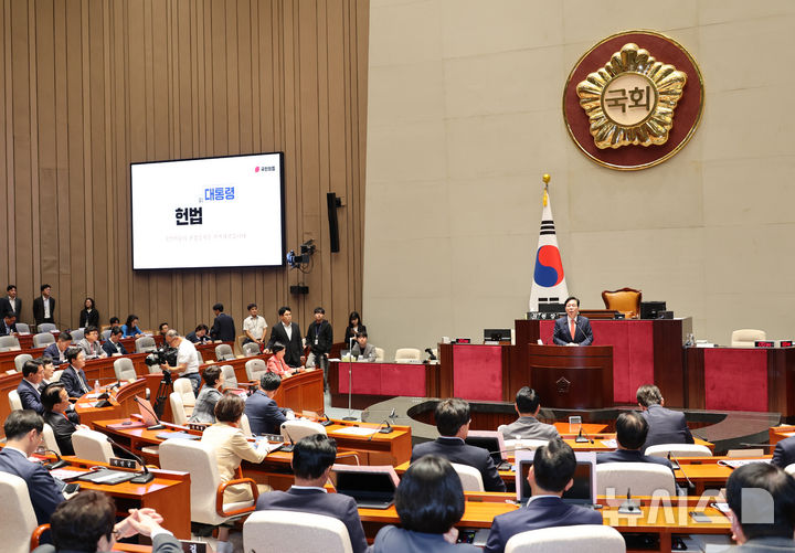 [서울=뉴시스] 김금보 기자 = 송언석 국민의힘 원내대표가 25일 오후 서울 여의도 국회에서 열린 의원총회에서 발언을 하고 있다. 2025.09.25. kgb@newsis.com