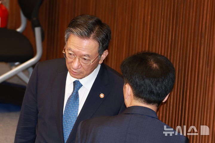 [서울=뉴시스] 고승민 기자 = 정성호 법무부 장관이 지난 25일 서울 여의도 국회에서 열린 제429회 국회(정기회) 제9차 본회의에서 여당 의원과 대화하고 있다. 2025.09.25. kkssmm99@newsis.com