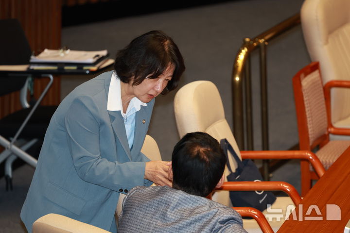 [서울=뉴시스] 고승민 기자 = 추미애 국회 법사위원장이 25일 서울 여의도 국회에서 열린 제429회 국회(정기회) 제9차 본회의에서 동료 의원과 대화하고 있다. 2025.09.25. kkssmm99@newsis.com