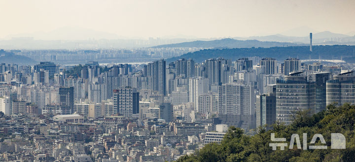 [서울=뉴시스] 김근수 기자 = 25일 서울 중구 남산에서 바라본 마포구 일대 아파트 단지 모습이 보이고 있다. 2025.09.25. ks@newsis.com