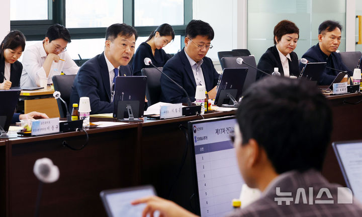 [서울=뉴시스] 박주성 기자 = 25일 서울 서초구 국제전자센터에서 열린 제17차 건강보험정책심의위원회에서 이형훈 보건복지부 제2차관(위원장)이 모두발언을 하고 있다. 2025.09.25. park7691@newsis.com