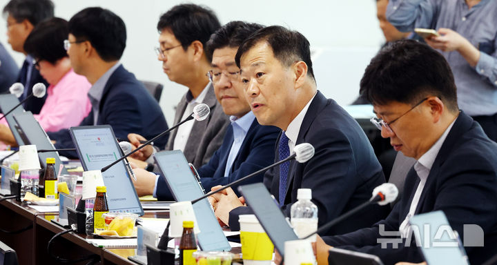 [서울=뉴시스] 박주성 기자 = 지난달 25일 서울 서초구 국제전자센터에서 열린 제17차 건강보험정책심의위원회에서 이형훈 보건복지부 제2차관(위원장)이 모두발언을 하는 모습. 2025.09.25. park7691@newsis.com