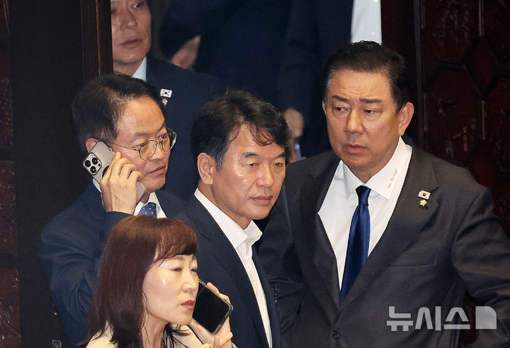 [서울=뉴시스] 김명년 기자 = 김병기 더불어민주당 원내대표가 25일 오후 서울 여의도 국회에서 열린 본회의에서 문진석 원내운영수석부대표와 대화하고 있다. 2025.09.25. kmn@newsis.com