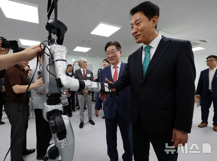 [서울=뉴시스] 이영환 기자 = 오세훈 서울시장이 25일 오후 서울 성북구 고려대학교 미래융합기술관 대강당에서 열리는 이제는 이공계 전성시대 포럼 참석에 앞서 정운오IT교양관을 찾아 휴머노이드 로봇과 악수를 하고 있다. 2025.09.25. 20hwan@newsis.com