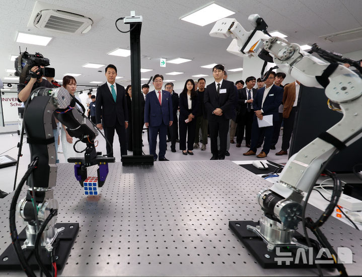 [서울=뉴시스] 이영환 기자 = 오세훈 서울시장과 김동원 고려대학교 총장이 25일 오후 서울 성북구 고려대학교 미래융합기술관 대강당에서 열리는 이제는 이공계 전성시대 포럼 참석에 앞서 정운오IT교양관을 찾아 스마트모빌리티학부 학생들의 로봇 시연을 살펴보고 있다. 2025.09.25. 20hwan@newsis.com