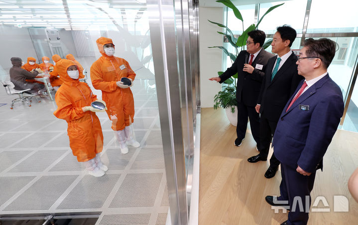 [서울=뉴시스] 이영환 기자 = 오세훈 서울시장과 김동원 고려대학교 총장이 25일 오후 서울 성북구 고려대학교 미래융합기술관 대강당에서 열리는 이제는 이공계 전성시대 포럼 참석에 앞서 정운오IT교양관을 찾아 반도체공학과 FAB실험실을 살펴보고 있다. 2025.09.25. 20hwan@newsis.com