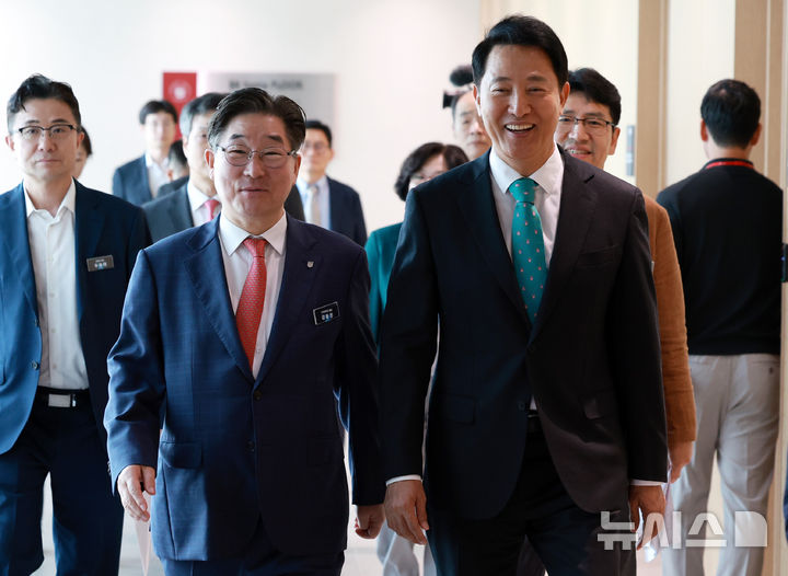 [서울=뉴시스] 이영환 기자 = 오세훈 서울시장과 김동원 고려대학교 총장이 25일 오후 서울 성북구 고려대학교 미래융합기술관 대강당에서 열리는 이제는 이공계 전성시대 포럼 참석에 앞서 정운오IT교양관을 찾아 반도체공학과 FAB실험실로 향하고 있다. 2025.09.25. 20hwan@newsis.com