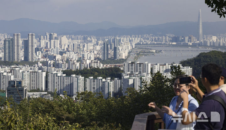 [서울=뉴시스] 김근수 기자 = 25일 서울 중구 남산에서 성동구와 광진구 등 한강벨트 인근 아파트 대단지 모습이 보이고 있다.&nbsp; 한국부동산원의 주간 아파트가격 동향 조사 결과에 따르면 지난 22일 기준 전국 아파트 매매가격(0.02%→0.03%)과 수도권(0.04%→0.07%)의 상승폭이 확대됐다. 특히 성동구와 마포구, 광진구 등 '한강벨트' 중심으로 집값이 오르는 모양새다. 경기도에서도 재건축 등 개발 호재가 가시화된 분당, 광명, 과천 위주로 상승했다. 2025.09.25. ks@newsis.com