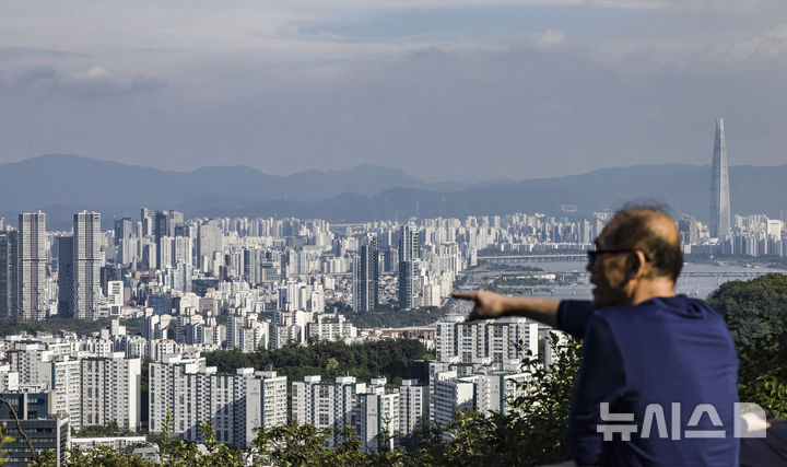 [서울=뉴시스] 김근수 기자 = 25일 서울 중구 남산에서 성동구와 광진구 등 한강벨트 인근 아파트 대단지 모습이 보이고 있다.한국부동산원의 주간 아파트가격 동향 조사 결과에 따르면 지난 22일 기준 전국 아파트 매매가격(0.02%→0.03%)과 수도권(0.04%→0.07%)의 상승폭이 확대됐다. 특히 성동구와 마포구, 광진구 등 '한강벨트' 중심으로 집값이 오르는 모양새다. 경기도에서도 재건축 등 개발 호재가 가시화된 분당, 광명, 과천 위주로 상승했다. 2025.09.25. ks@newsis.com