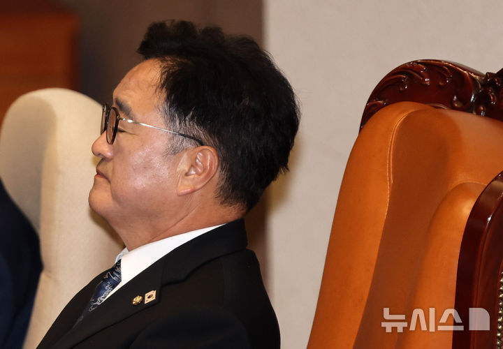 [서울=뉴시스] 김명년 기자 = 우원식 국회의장이 25일 오후 서울 여의도 국회에서 열린 본회의에서 눈을 감고 있다. 2025.09.25. kmn@newsis.com