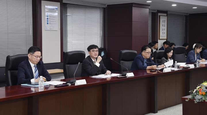 [서울=뉴시스] 임기근 기획재정부 차관이 25일 서울 종로구 한국무역보험공사에서 '재정구조 혁신 전담반 출범 회의'를 주재하고 있다. (사진=기획재정부 제공) 2025.09.25. photo@newsis.com *재판매 및 DB 금지