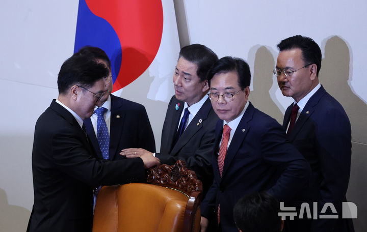 [서울=뉴시스] 김명년 기자 = 우원식 국회의장과 김병기 더불어민주당 원내대표, 송언석 국민의힘 원내대표가 25일 오후 서울 여의도 국회에서 열린 본회의에서 신속처리안건 지정동의의 건 투표수가 명패수보다 많은 것에 대하여 대화하고 있다. 2025.09.25. kmn@newsis.com