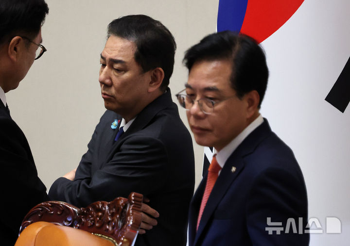 [서울=뉴시스] 김명년 기자 = 우원식 국회의장과 김병기 더불어민주당 원내대표, 송언석 국민의힘 원내대표가 25일 오후 서울 여의도 국회에서 열린 본회의에서 신속처리안건 지정동의의 건 투표수가 명패수보다 많은 것에 대하여 대화하고 있다. 2025.09.25. kmn@newsis.com