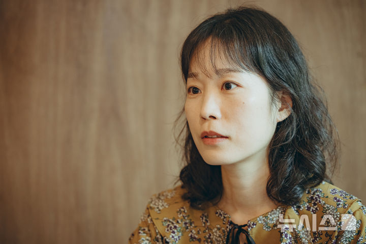 [서울=뉴시스] 정병혁 기자 = 이서수 작가가 25일 서울 마포구의 한 카페에서 뉴시스와의 인터뷰를 하고 있다. 2025.09.25. jhope@newsis.com