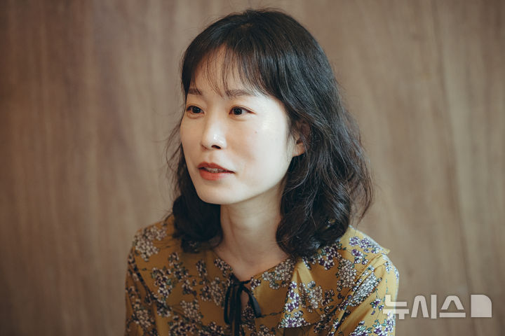 [서울=뉴시스] 정병혁 기자 = 이서수 작가가 25일 서울 마포구의 한 카페에서 뉴시스와의 인터뷰를 하고 있다. 2025.09.25. jhope@newsis.com