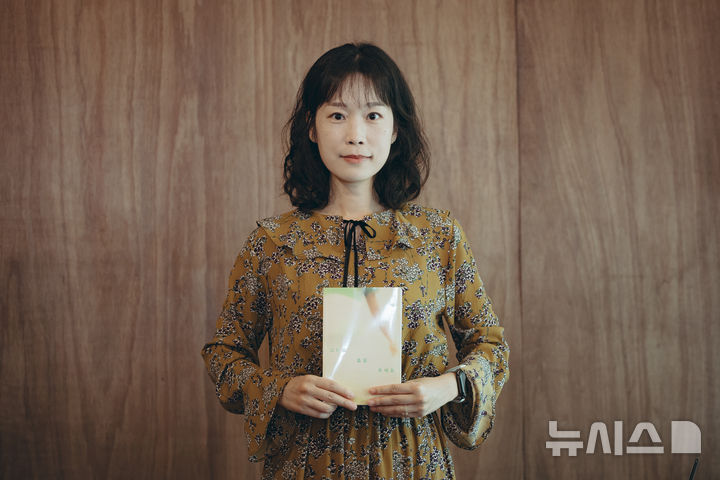 [서울=뉴시스] 정병혁 기자 = 이서수 작가가 25일 서울 마포구의 한 카페에서 뉴시스와의 인터뷰에 앞서 포즈를 취하고 있다. 2025.09.25. jhope@newsis.com