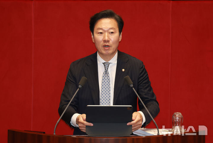 [서울=뉴시스] 고승민 기자 = 박수민 국민의힘 의원이 25일 서울 여의도 국회에서 열린 제429회 국회(정기회) 제9차 본회의에서 정부조직법 일부개정법률안에 대한 반대 무제한토론을 하고 있다. 2025.09.25. kkssmm99@newsis.com