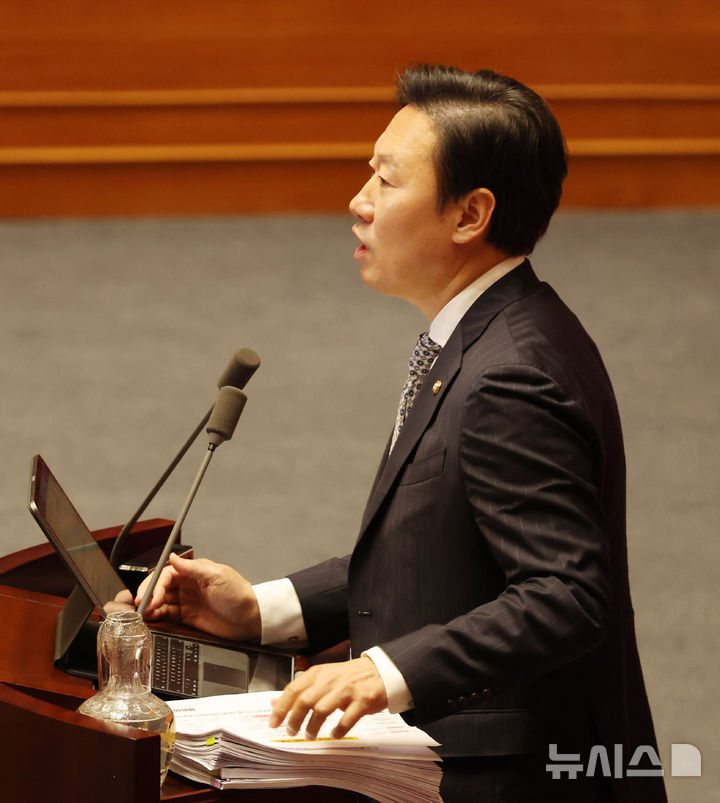 [서울=뉴시스] 김명년 기자 = 박수민 국민의힘 의원이 25일 오후 서울 여의도 국회에서 열린 본회의에서 정부조직법 일부개정법률안(대안)에 대한 무제한토론(필리버스터)을 하고 있다. 2025.09.25. kmn@newsis.com