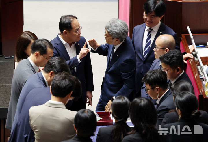 [서울=뉴시스] 김명년 기자 = 25일 오후 서울 여의도 국회에서 열린 본회의에서 신속처리안건 지정동의의 건 감표 요원인 김기표 더불어민주당 의원과 임종득 국민의힘 의원이 무효표 판단 기준을 두고 논쟁을 벌이고 있다. 2025.09.25. kmn@newsis.com