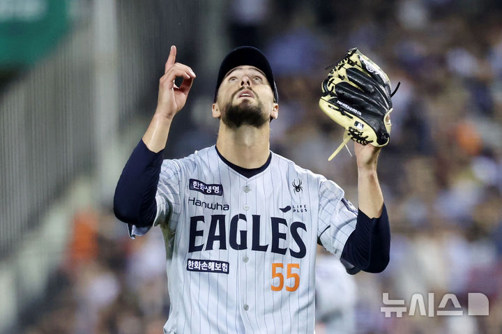 [서울=뉴시스] 조성우 기자 = 25일 오후 서울 송파구 잠실야구장에서 열린 2025 KBO리그 한화 이글스와 두산 베어스의 경기, 한화 선발투수 라이언 와이스가 두산 3회말 공격 2사 주자 2루서 양석환을 삼진 아웃시키며 이닝 종료 후 세리머니를 하고 있다. 2025.09.25. xconfind@newsis.com
