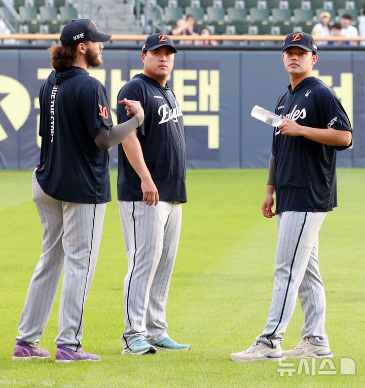 [서울=뉴시스] 조성우 기자 = 25일 오후 서울 송파구 잠실야구장에서 열린 2025 KBO리그 한화 이글스와 두산 베어스의 경기에 앞서 오는 주말 LG 3연전 선발로 예고된 한화 투수 류현진(가운데), 문동주(오른쪽), 폰세가 그라운드에서 몸을 풀고 있다. 2025.09.25. xconfind@newsis.com