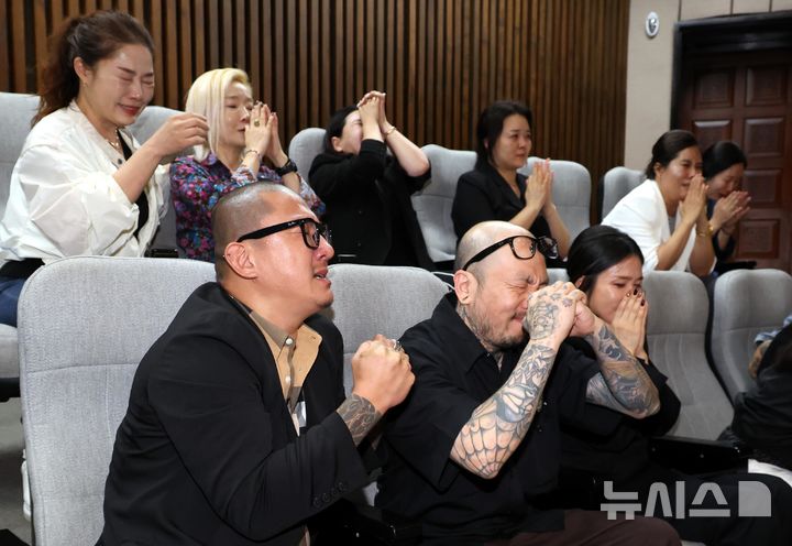[서울=뉴시스] 조성봉 기자 = 지난달 25일 서울 여의도 국회 본회의에서 문신사법안이 가결되자 방청하던 문신사들이 기뻐하며 눈물을 훔치고 있다. 2025.09.25. suncho21@newsis.com