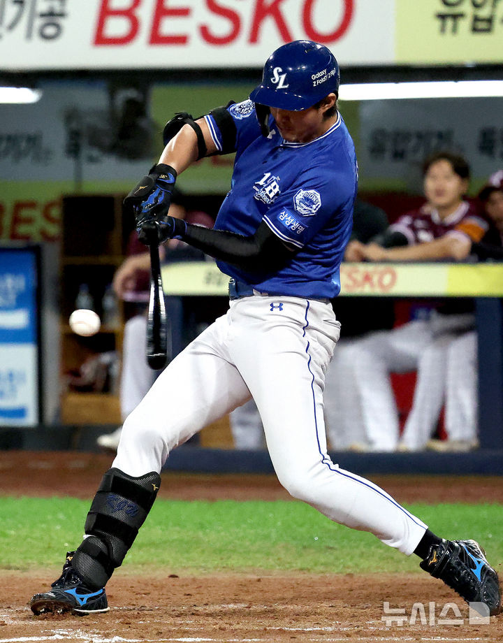 [대구=뉴시스] 이무열 기자 = 25일 대구 수성구 삼성라이온즈파크에서 열린 2025 신한 SOL 뱅크 KBO리그 키움 히어로즈와 삼성 라이온즈의 경기, 3회말 2사 주자 1,3루 상황에서 삼성 구자욱이 1타점 적시타를 치고 있다. 2025.09.25. lmy@newsis.com